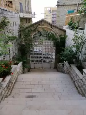 بناية نصف مفروشة جاهزة للسكن من ٤ طوابق مع ٤ محلات للبيع في بحمدون