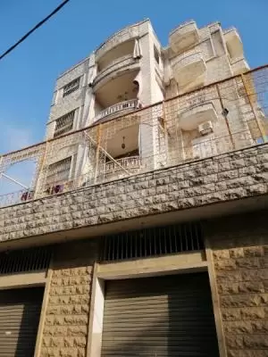 بناية نصف مفروشة جاهزة للسكن من ٤ طوابق مع ٤ محلات للبيع في بحمدون