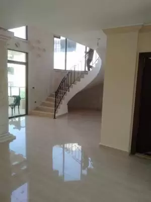 شقة دوبليكس في عبرا قرب الجامعة الياسوعية للبيع
