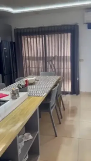 شقة مفروشة في وسط صيدا كاشفة البحر  مع غرفتين وحمام على السطح بعيدة دقيقتين عن الكورنيش البحري بسعر لقطة
