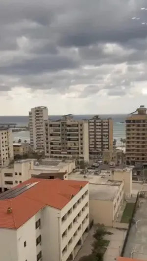 شقة مفروشة في وسط صيدا كاشفة البحر  مع غرفتين وحمام على السطح بعيدة دقيقتين عن الكورنيش البحري بسعر لقطة