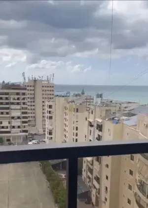 شقة مفروشة في وسط صيدا كاشفة البحر  مع غرفتين وحمام على السطح بعيدة دقيقتين عن الكورنيش البحري بسعر لقطة