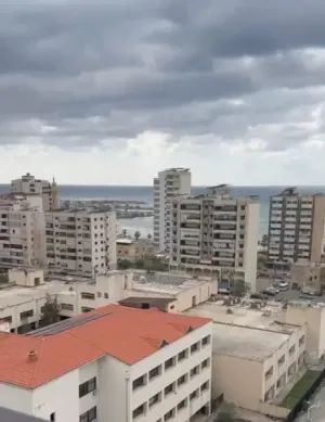 شقة مفروشة في وسط صيدا كاشفة البحر  مع غرفتين وحمام على السطح بعيدة دقيقتين عن الكورنيش البحري بسعر لقطة