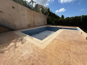 فيلا مع مسبح في منطقة هادئة في مجدليون على أرض 900م