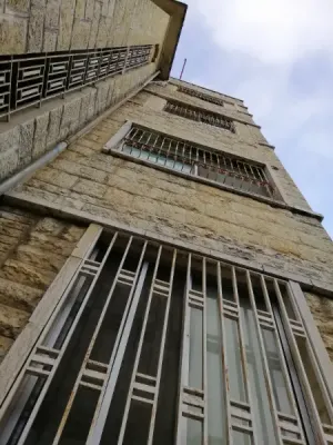 بناية لقطة نصف مفروشة جاهزة للسكن من ٤ طوابق مع ٤ محلات للبيع في بحمدون المحطة السياحية