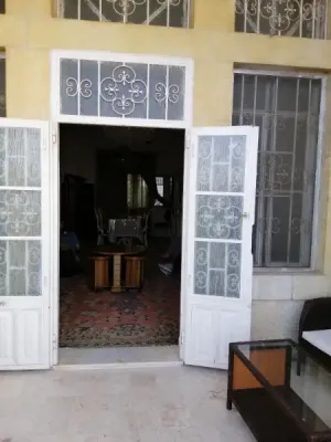 بناية لقطة نصف مفروشة جاهزة للسكن من ٤ طوابق مع ٤ محلات للبيع في بحمدون المحطة السياحية